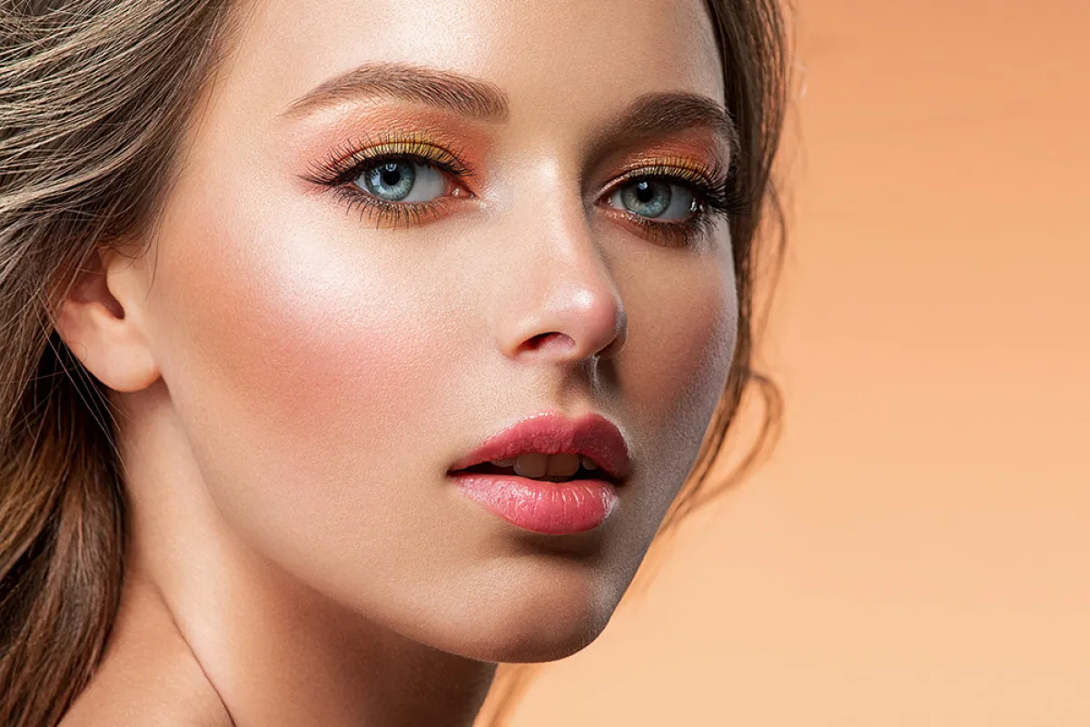 خطوات تطبيق مكياج عيون خوخي