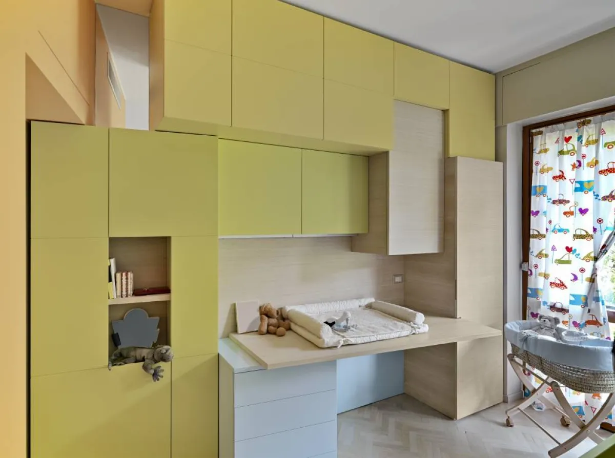 خزانة الملابس في ديكور غرفة نوم طفل حديث الولادة