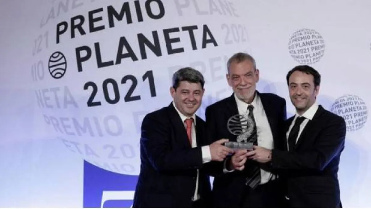 ثلاثة كتاب يتسلمون جائزة