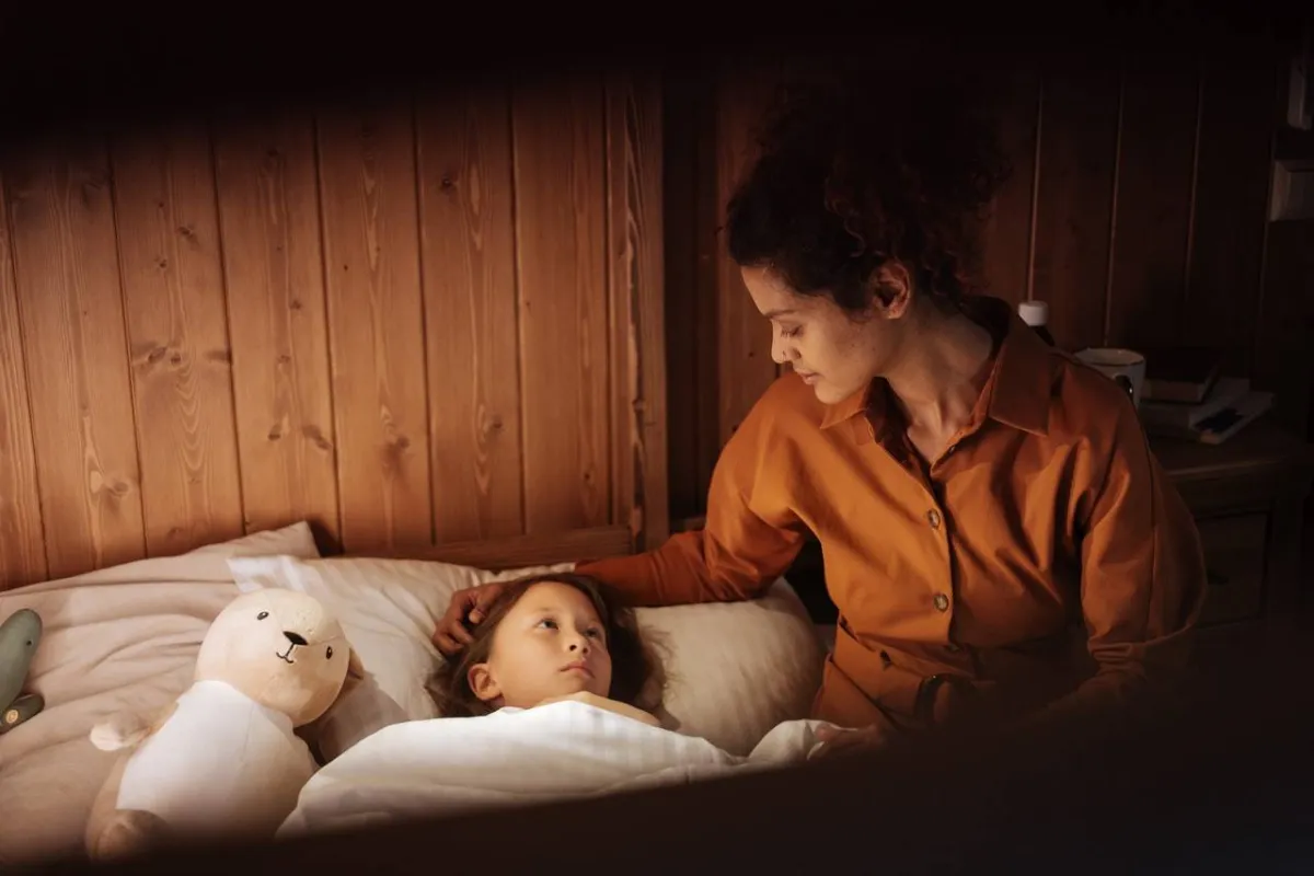 صورة لأم تكلم ابنتها