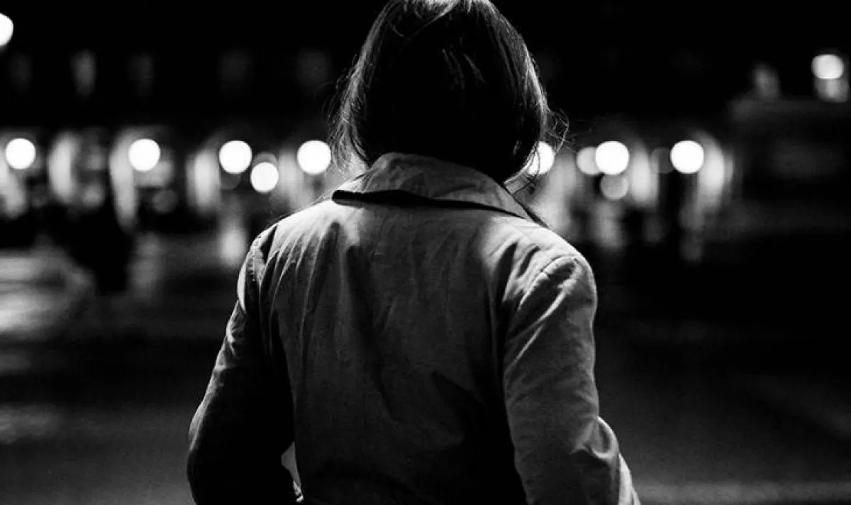 سيدة تعطي ظهرها للكاميرا