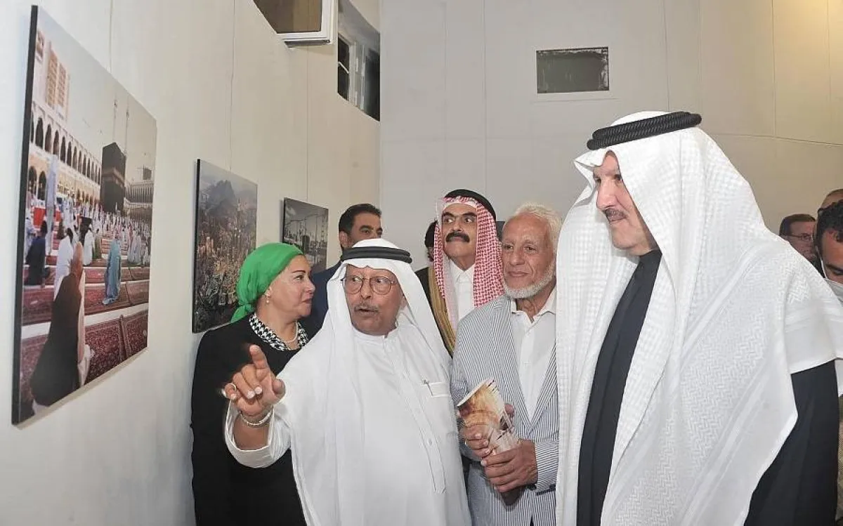 خالد خضر يشرح بعضًا من صوره. المصدر (واس)