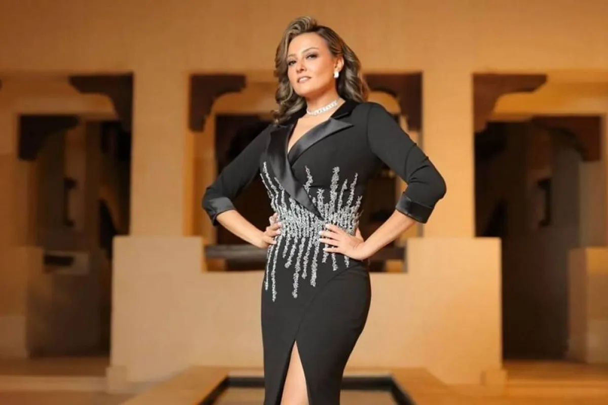 بشرى بفستان أسود بتنورة ذات شق أمامي 