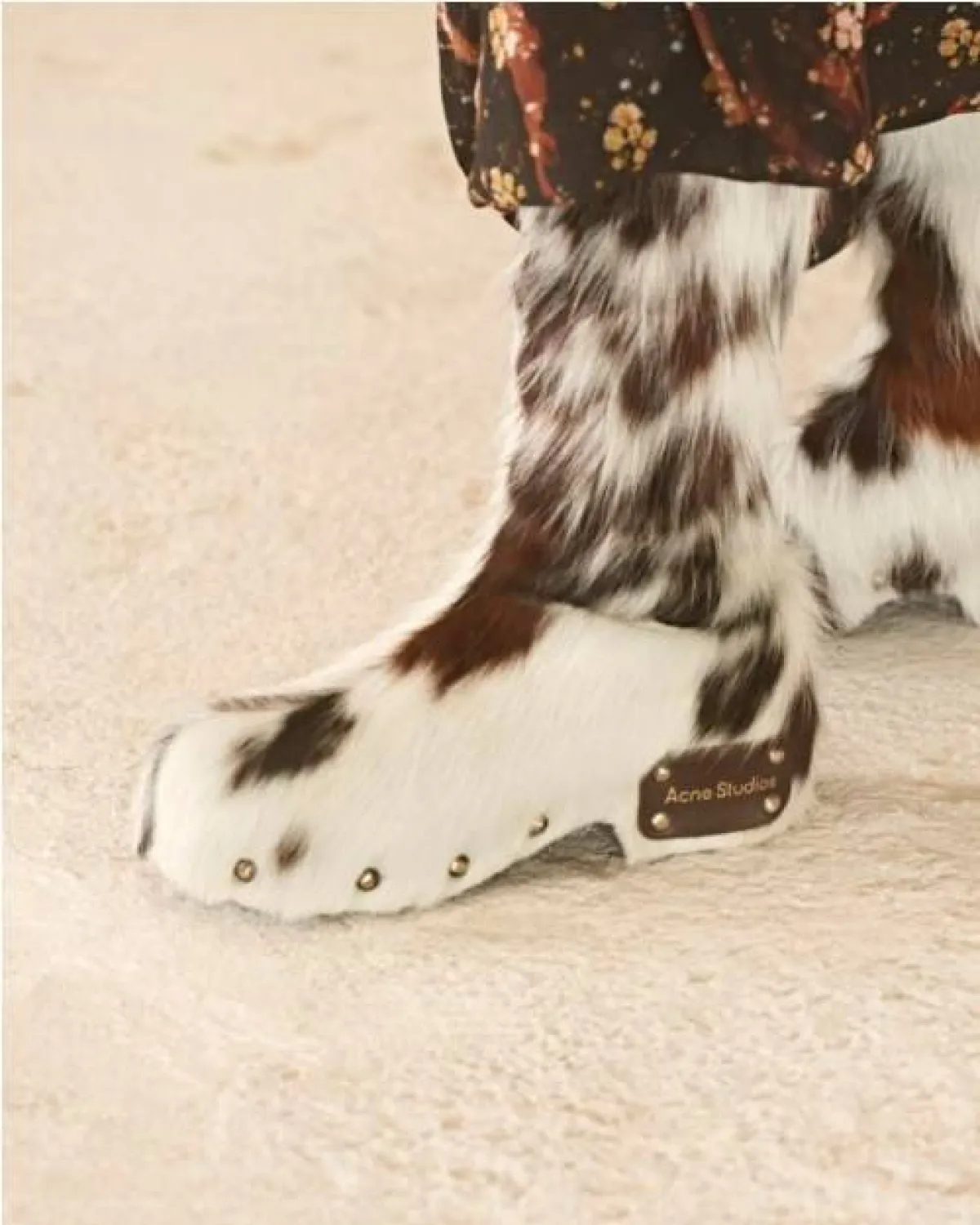 الجزمة الفرو من أكني  Acne