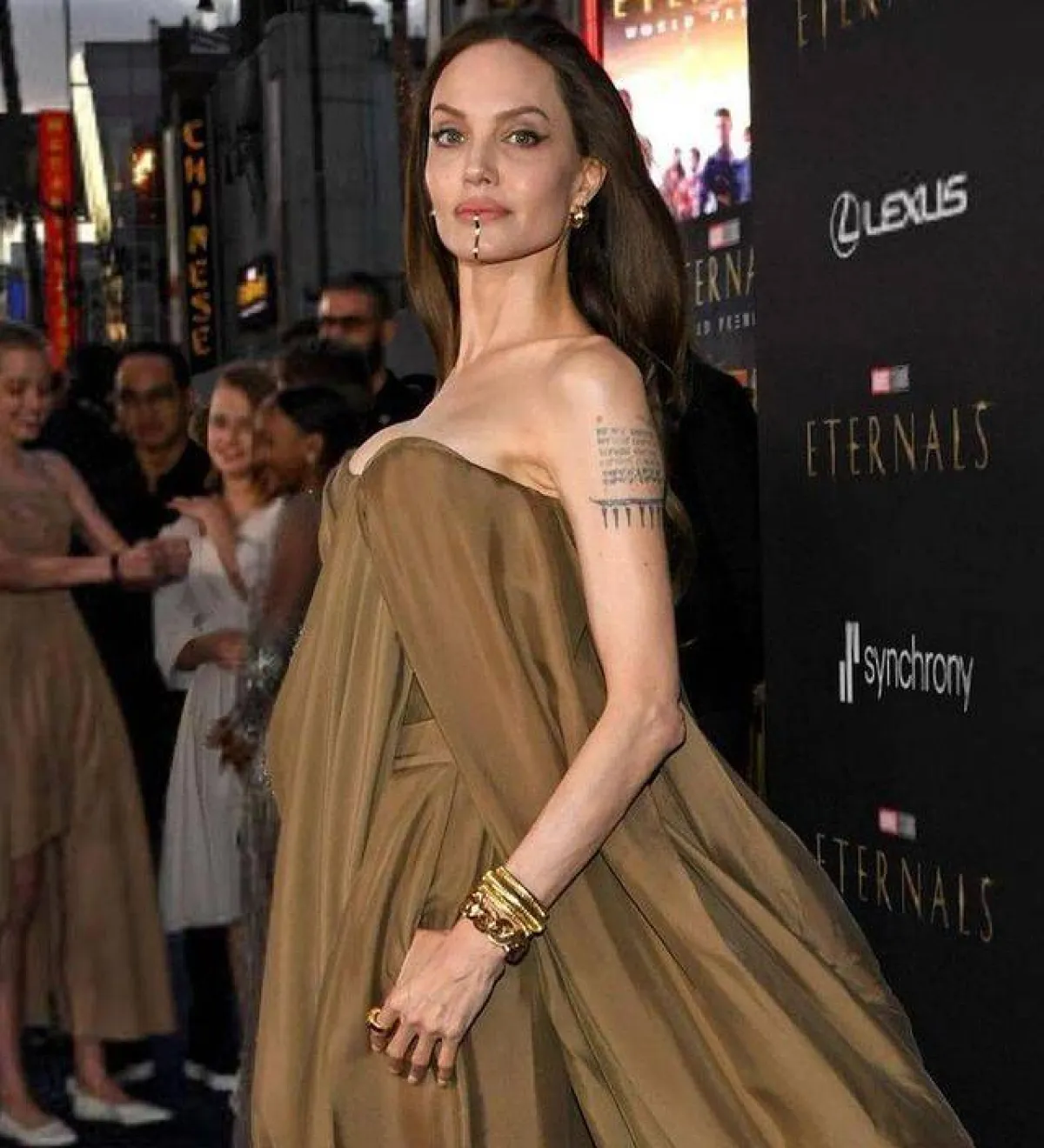 بقية مجوهرات أنجلينا جولي- الصورة من صفحة انستغرام colorbymattrez خبير تنسيق الألوان