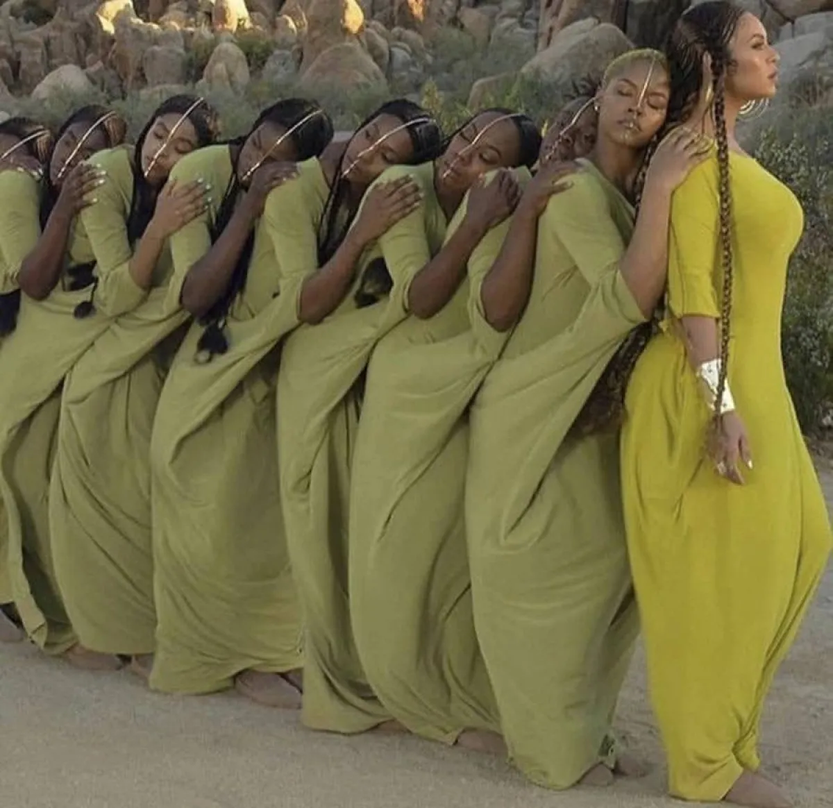 ماسك الوجه الفريد من فيديو بيونسيه Beyoncé سبيريت - الصورة من موقع مجوهرات NINA BERENATO JEWELRY 