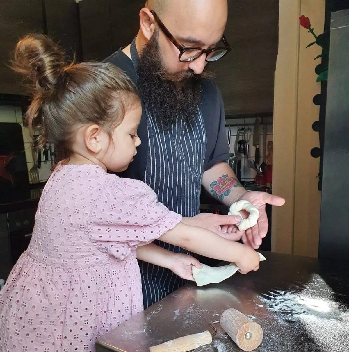 صورة الشيف طارق مع ابنته إيلفي