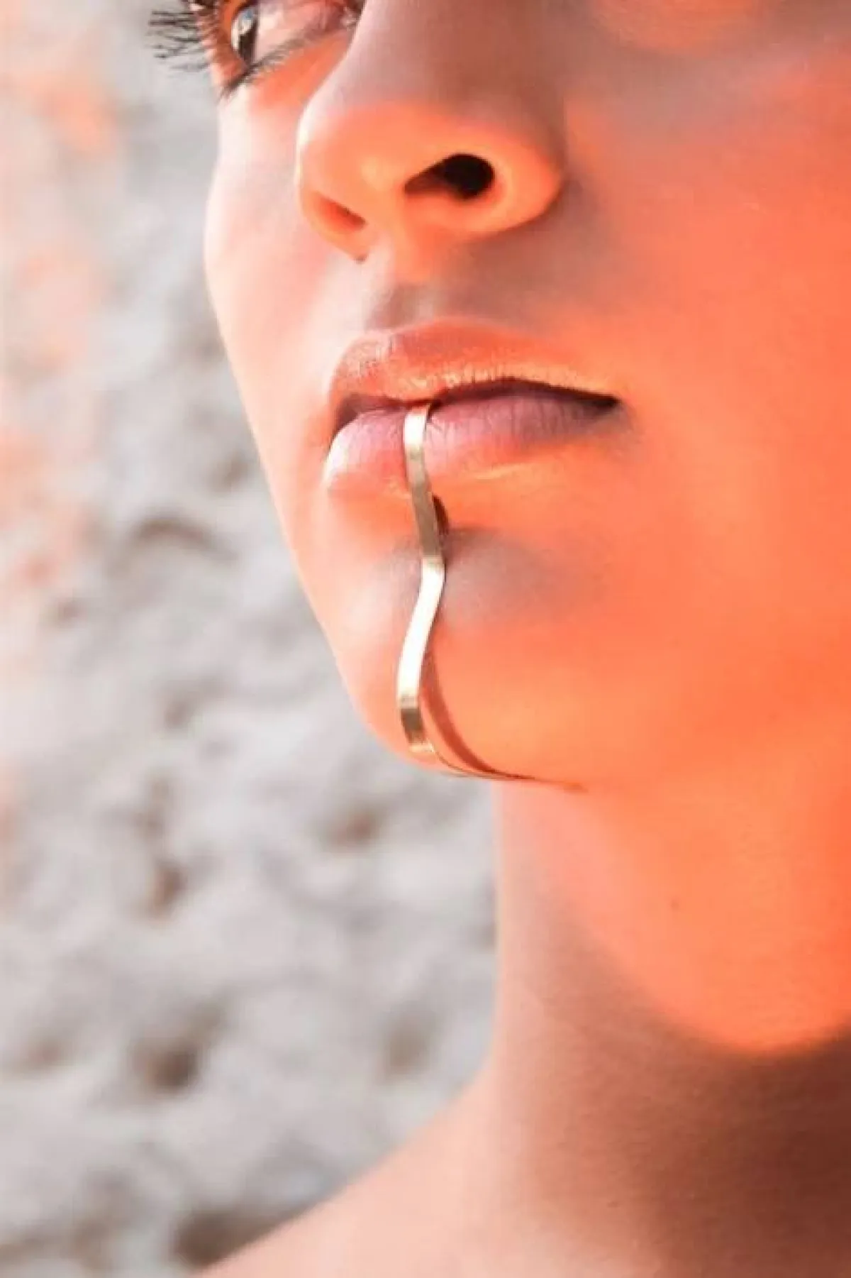 إسوارة الشفتين والذقن ChloeXHalle Chin Cuff-الصورة من موقع مجوهرات NINA BERENATO JEWELRY