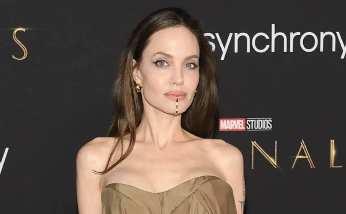 انحلينا جولي بإسوارة الشفتين والذقن hloeXHalle Chin Cuff-الصورة من موقع مجوهرات NINA BERENATO JEWELRY