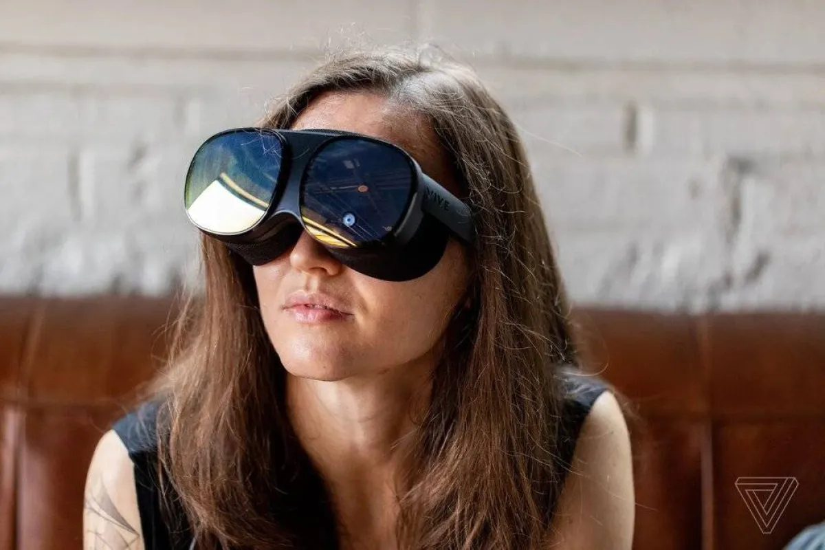 صورة سيدة تستخدم نظارة Vive Flow