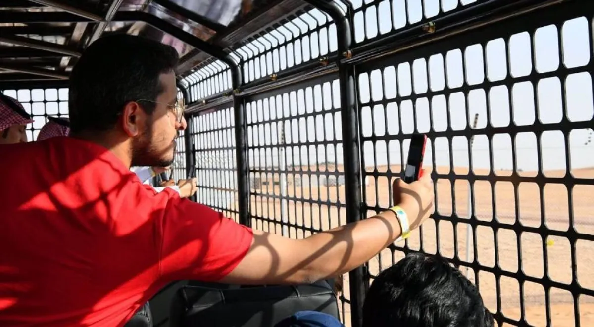 رحلة ممتعة بالسيارة لمشاهدة الحيوانات عن قرب. المصدر (واس)