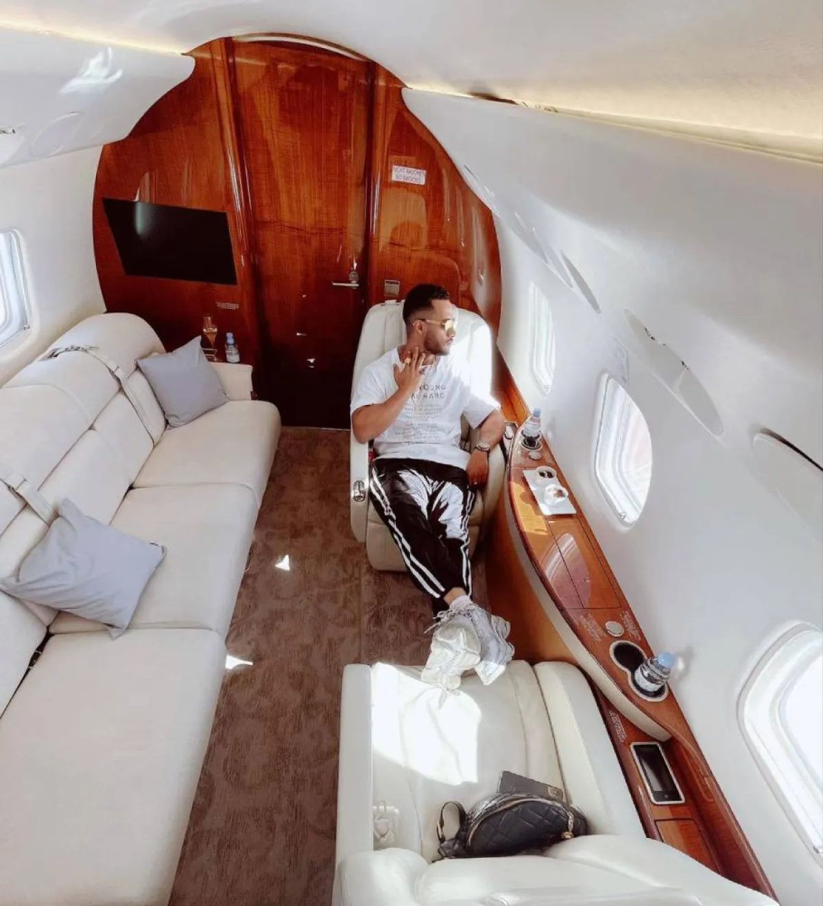 محمد رمضان يستعرض رفاهية عيشته في طائرته الخاصة - الصورة من حسابه على انستغرام