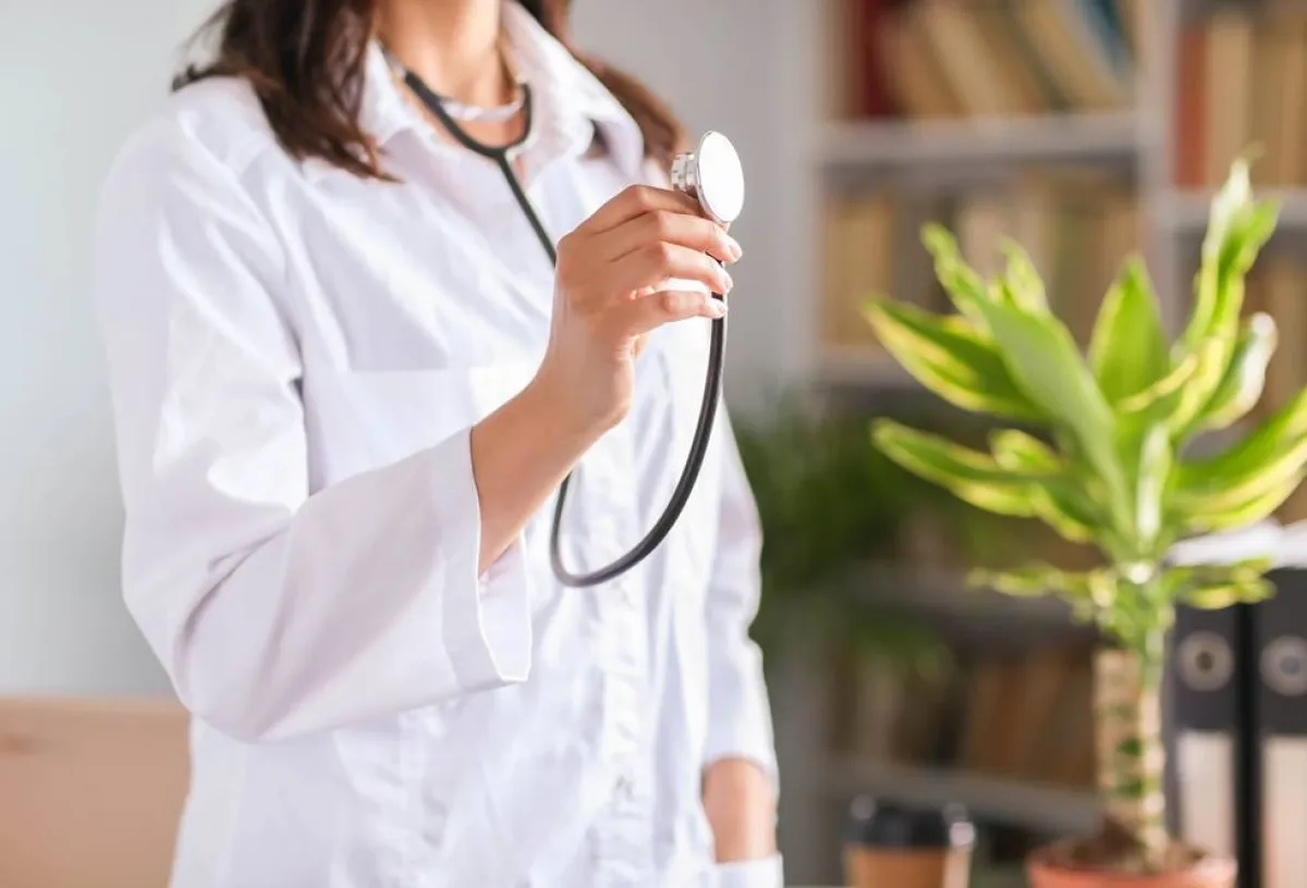 صورة لطبيبة تحاول تشخيص مشاكل الحمل 