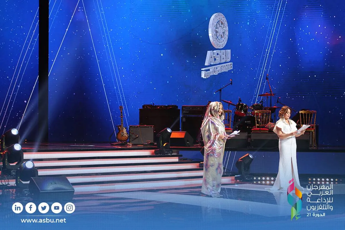 مذيعتا الحفل  -الصورة من موقع المهرجان