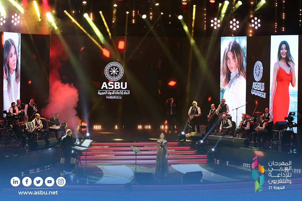 نانسي عجرم مع فرقتها في حفل الافتتاح- الصورة من موقع المهرجان