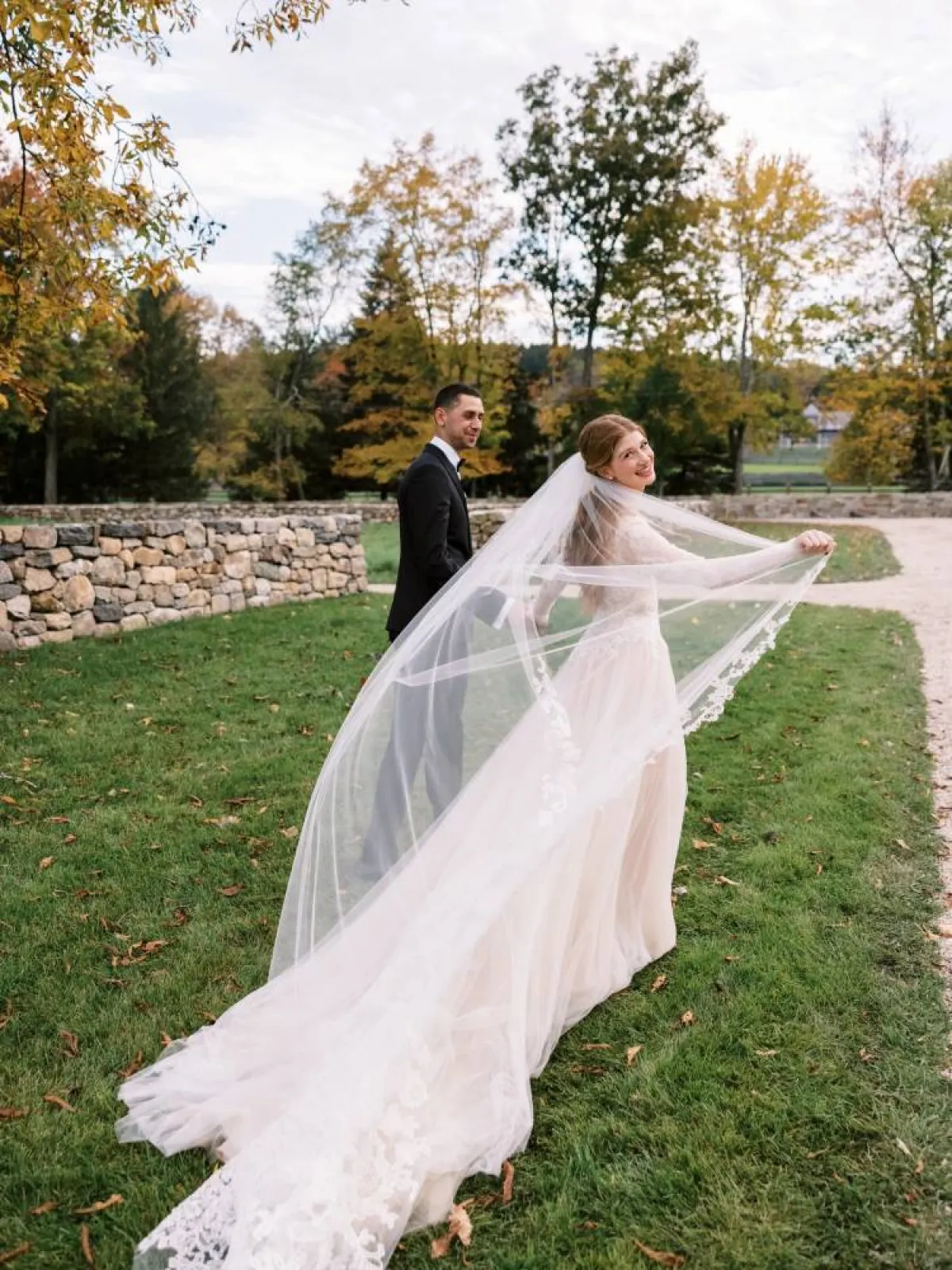 فيرا وانج تصمم فستان زفاف جينفير غيتس