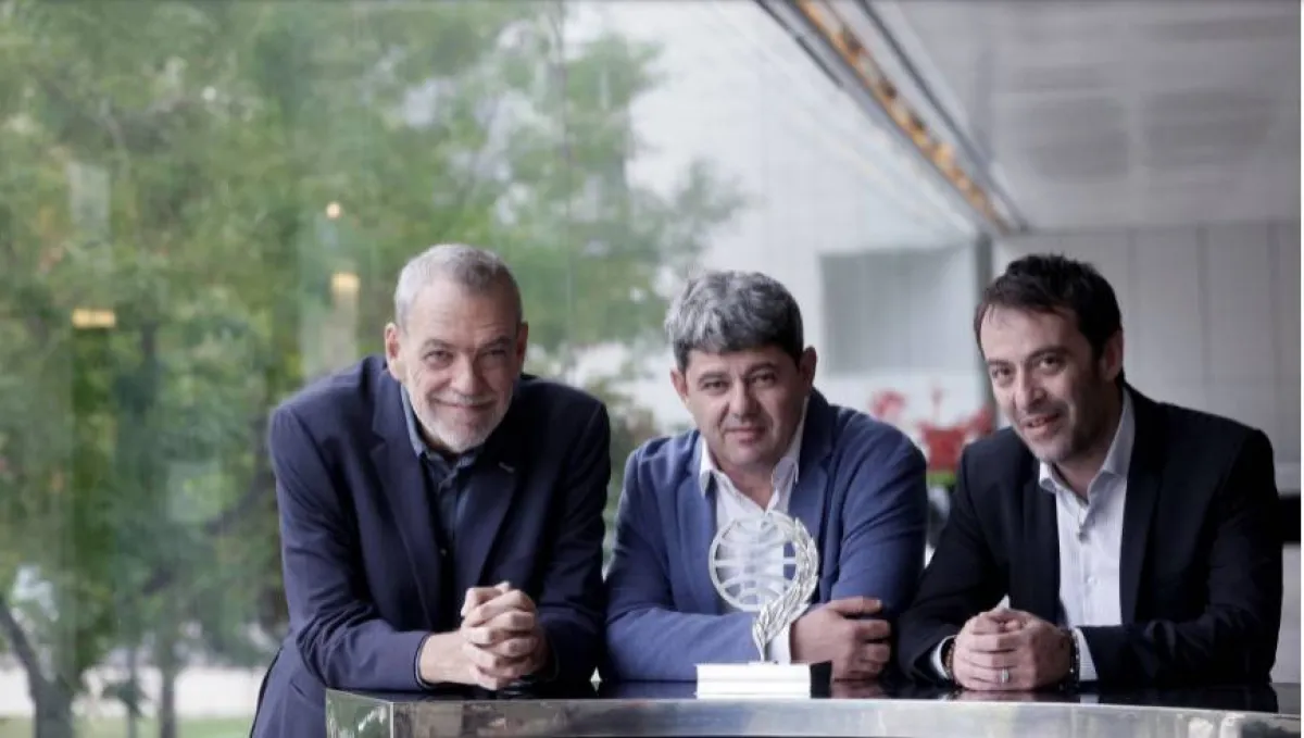 ثلاثة أصدقاء من الكتاب الروائيين