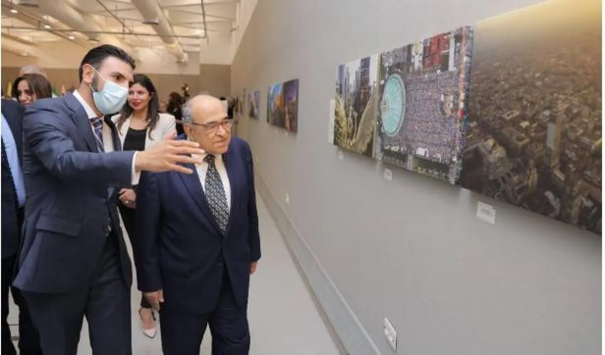 مدير مكتبة الإسكندرية يتفقد معرض