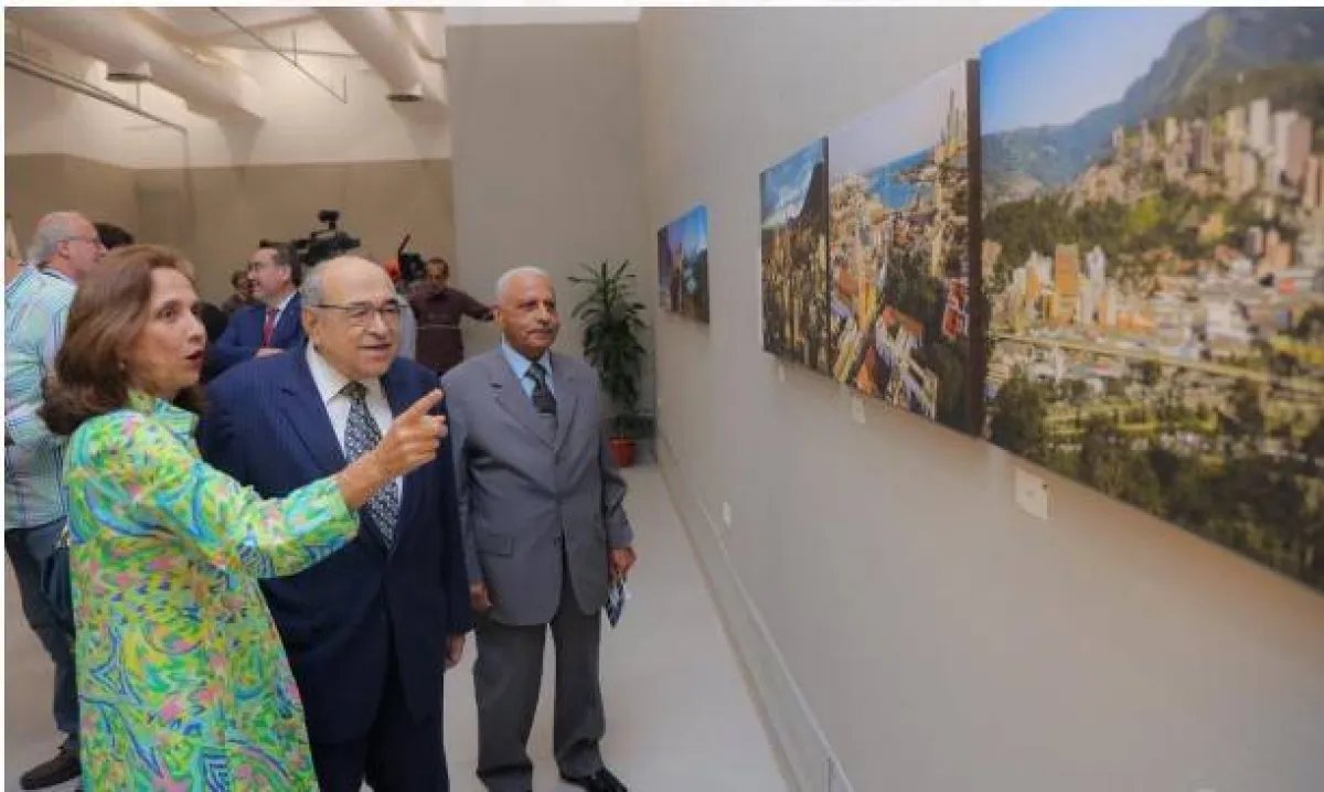 سيدة تشرح المكون المعماري في صور فوتوغرافية