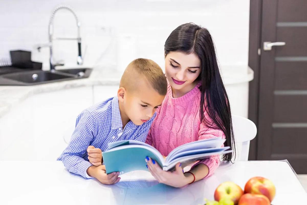 صورة لطفل منجذب لقراءة القصة