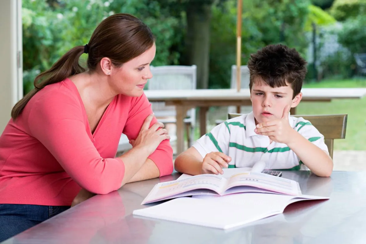 صورة لأم تشرح لطفلها الدرس