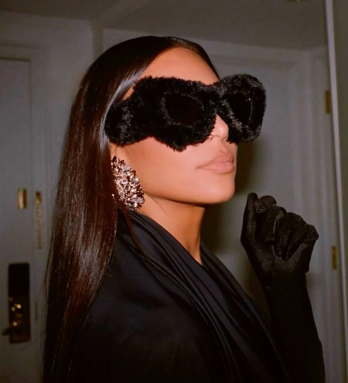 كيم تضع نظارات من الفرو