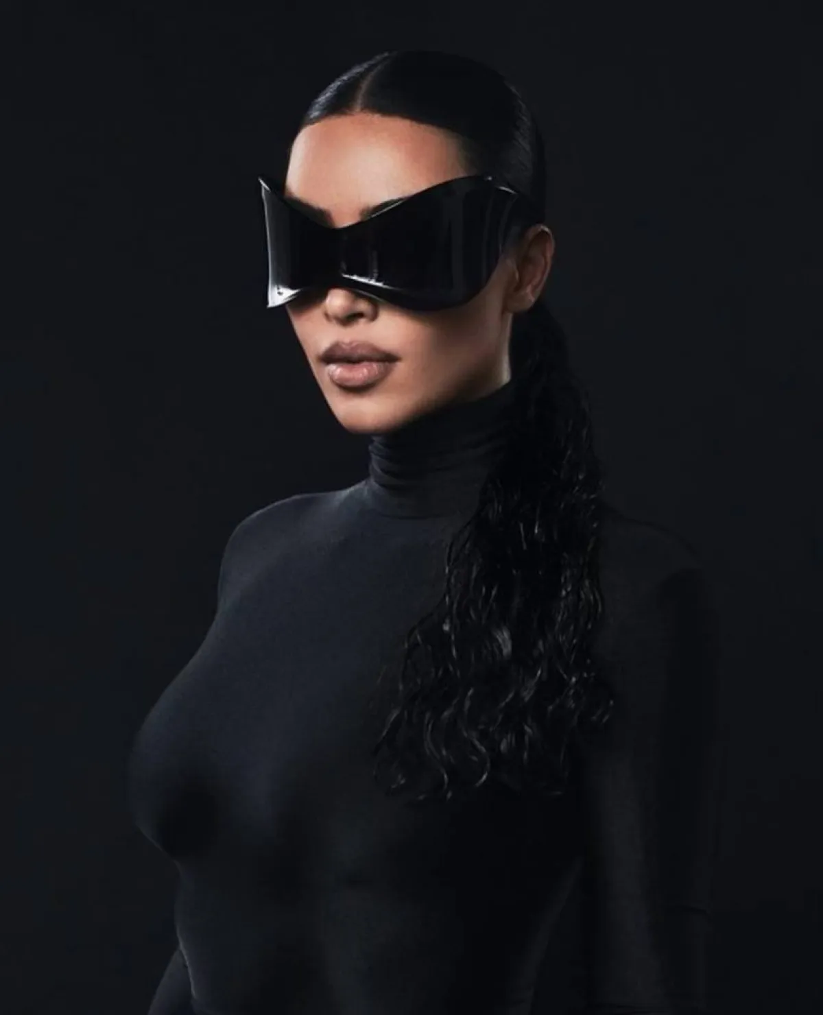 كيم كردشيان تضع نظارات الفراشة