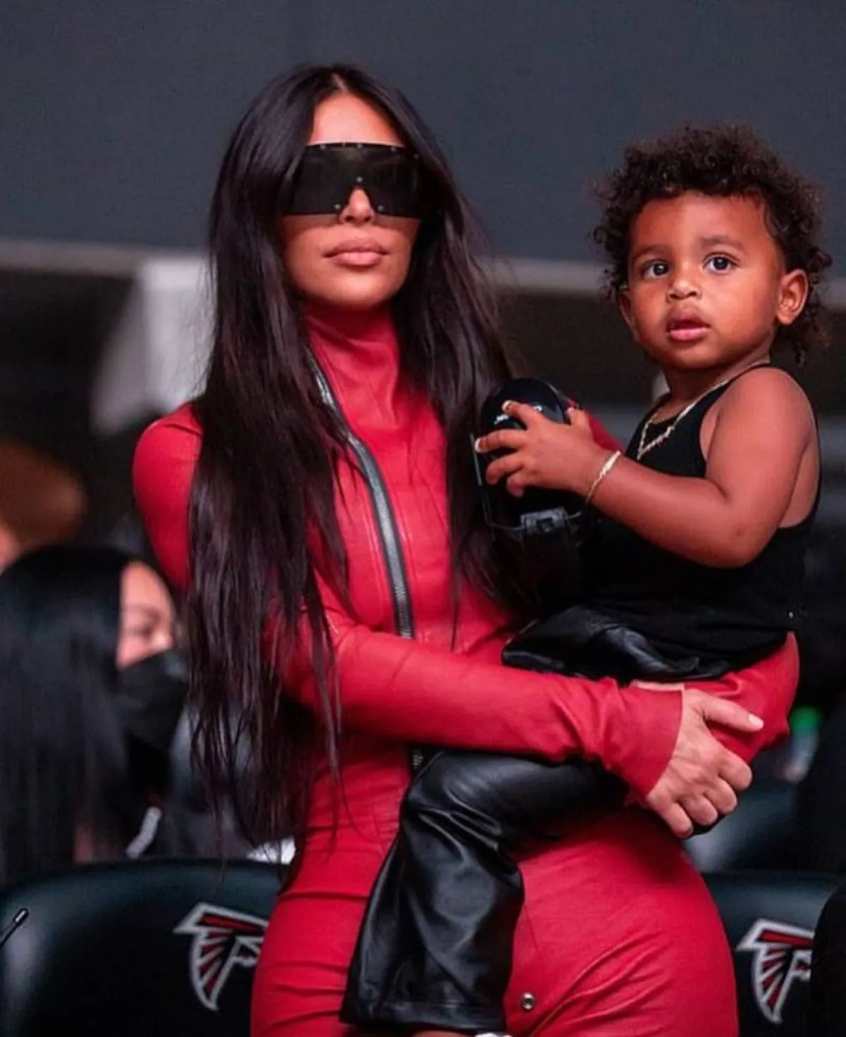 كيم كردشيان ترتدي جمبسوت أحمر ونظارات قناع