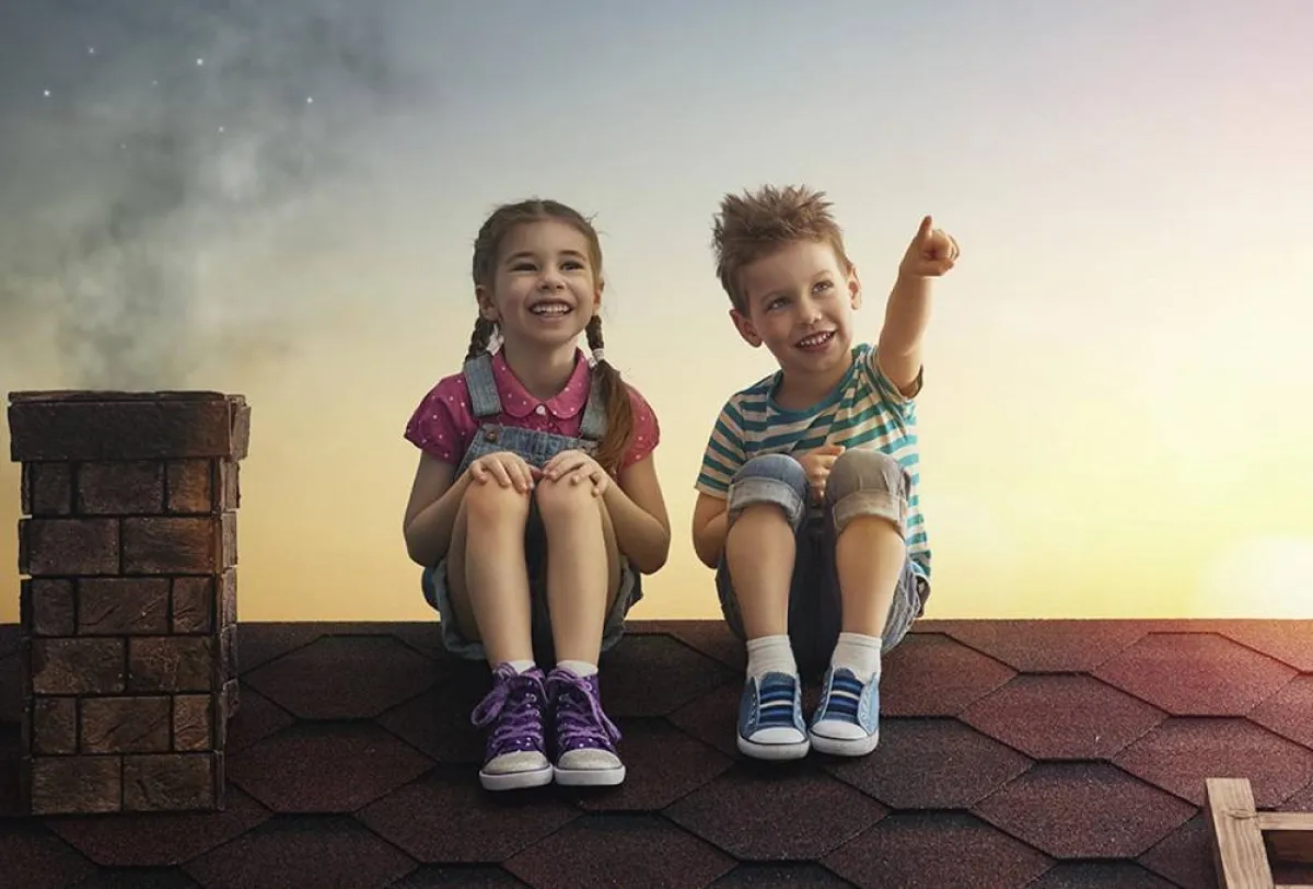 صورة لطفل وطفلة يتحدثون ويضحكون