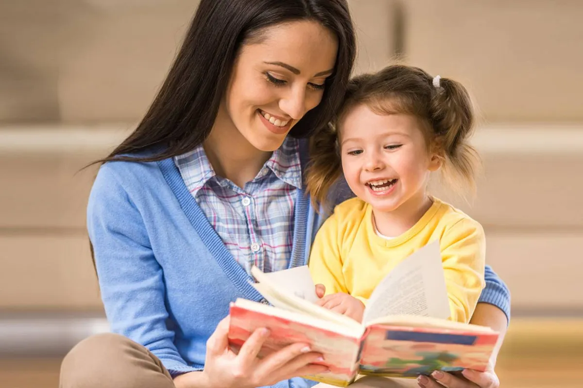 صورة لأم تقرأ مع طفلها