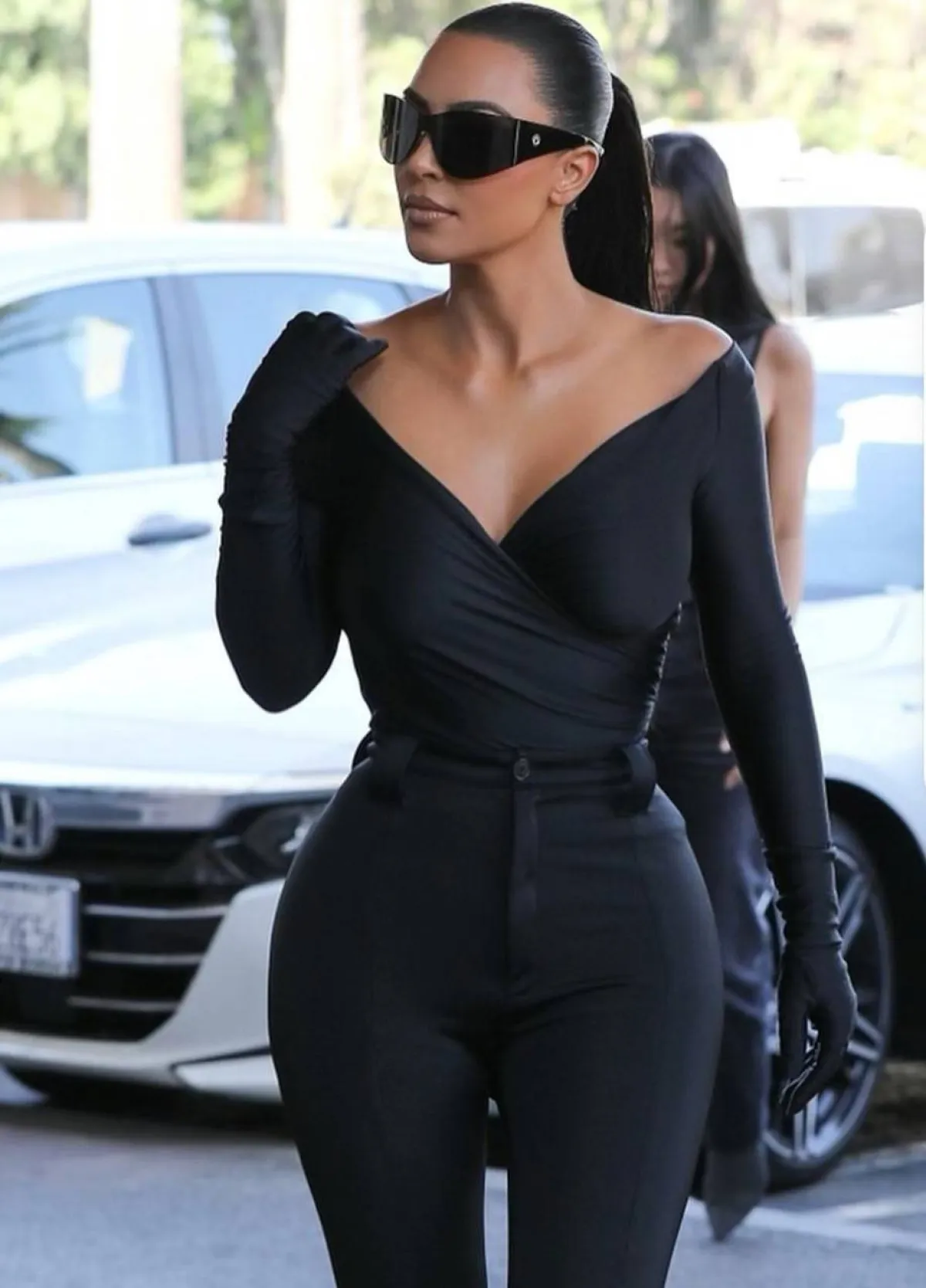 كيم كردشيان ترتدي البودي الأسود