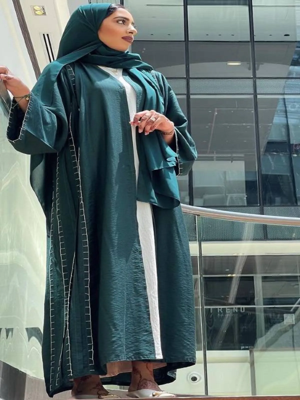 اماني الشحي بعباية فاخرة