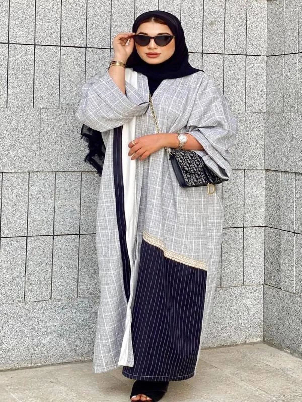 حنان الحكيم بعباية مخططة