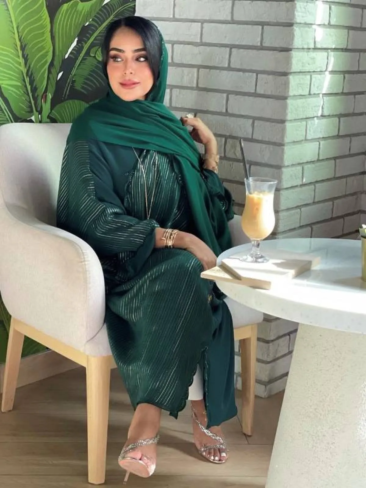 فاطمة المازمي بعباية فاخرة