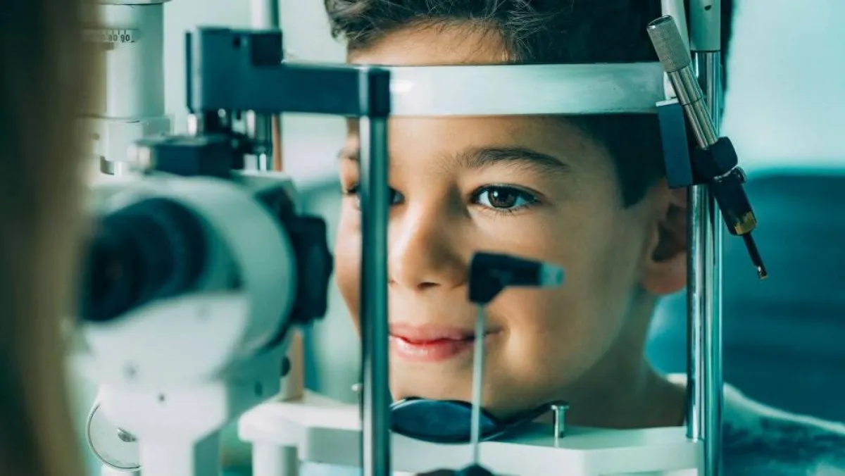 صورة لطفل في عيادة طبيب العيون للكشف عن أي خلل في البصر
