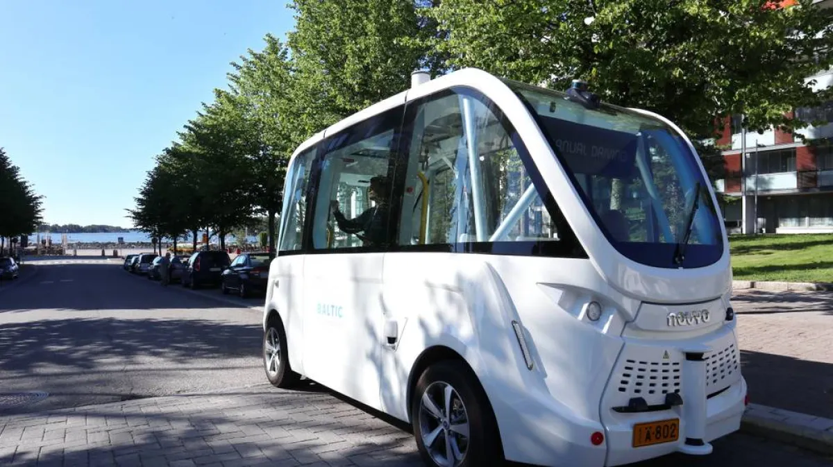 حافلة نقل عام ذاتية القيادة في طريق بفلندا