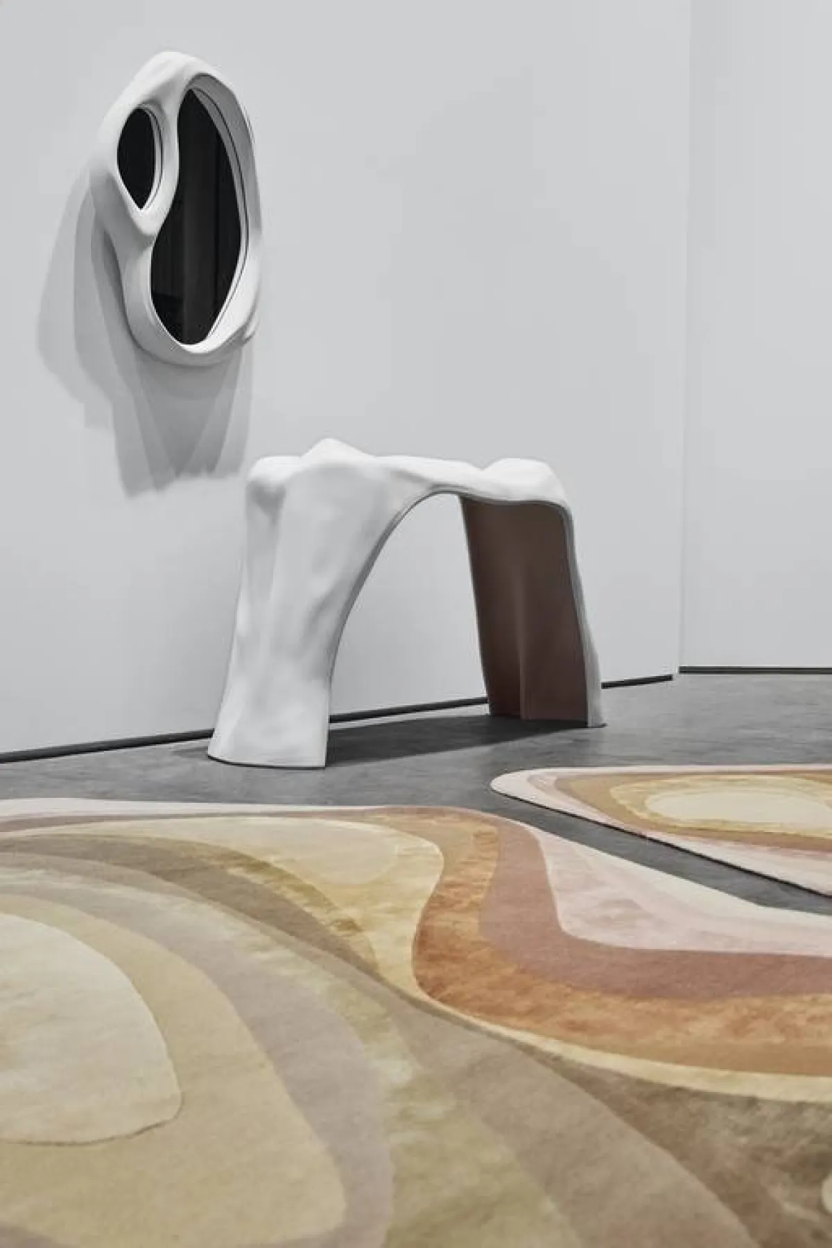 سجّادة تجريديّة متداخلة الألوان