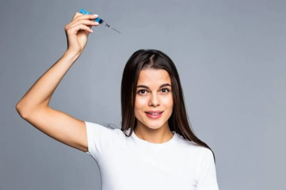 يمكن علاج الثعلبة بالحقن في العيادة لمنع الجهاز المناعي من مهاجمة بصيلات الشعر