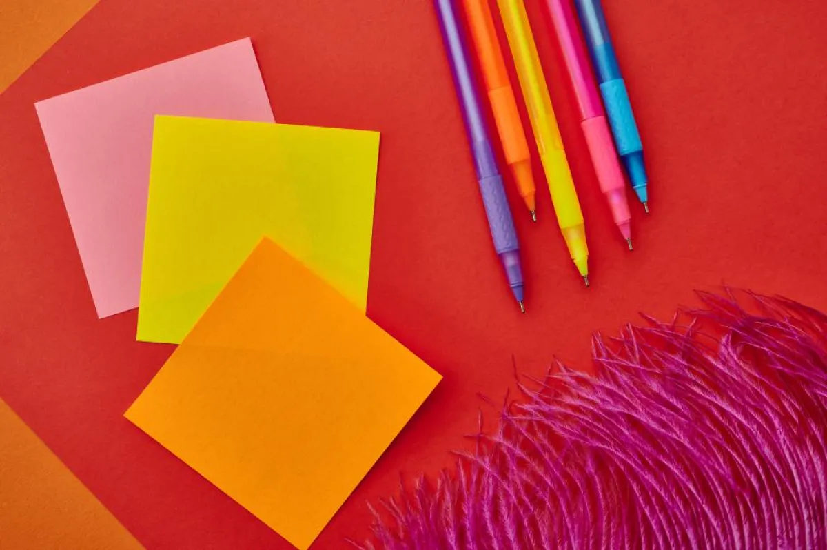 الأقلام وأوراق الملاحظات ضمن الهدايا المجانية بغرفة الفندق