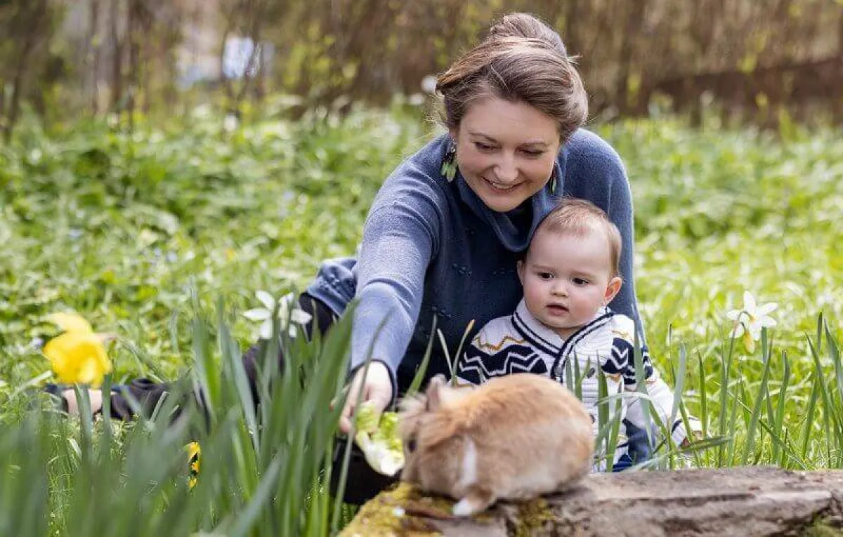 الأميرة ستيفاني وابنها الأمير تشارلز- الصورة من موقع New My Royals