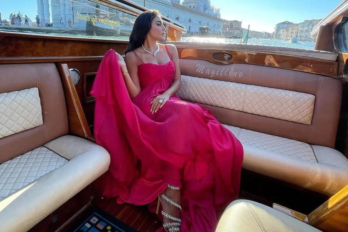 ياسمين صبري بصندل بيج مرصّع بالخرز الأبيض