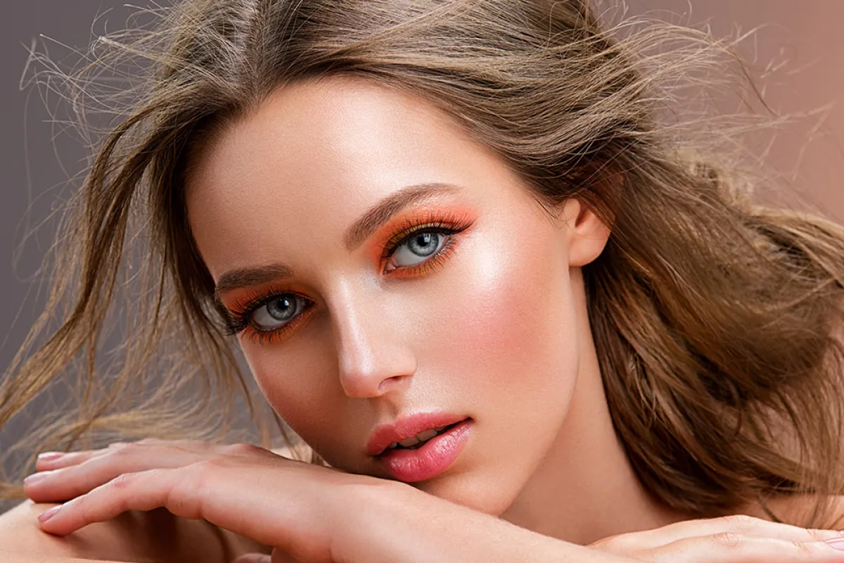 مكياج عيون برتقالي لخريف 2021