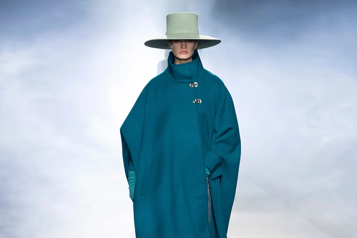 معطف مناسب للمراة العاملة المحجبة