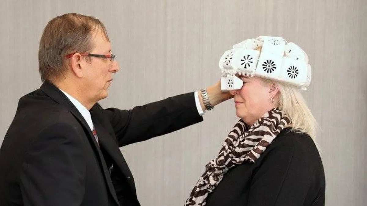 صورة لتجربة الخوذة التي تعالج الخرف وتعزز وظائف الدماغ