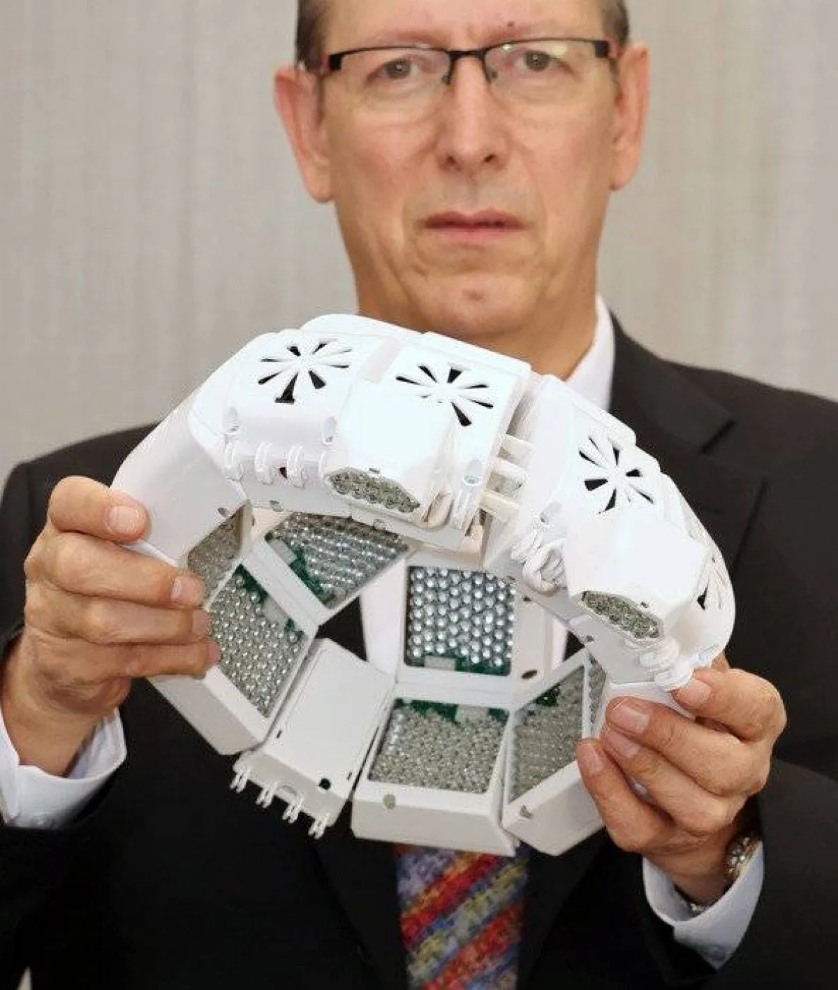 صورة للدكتور بول المشرف على البحث مع الخوذة