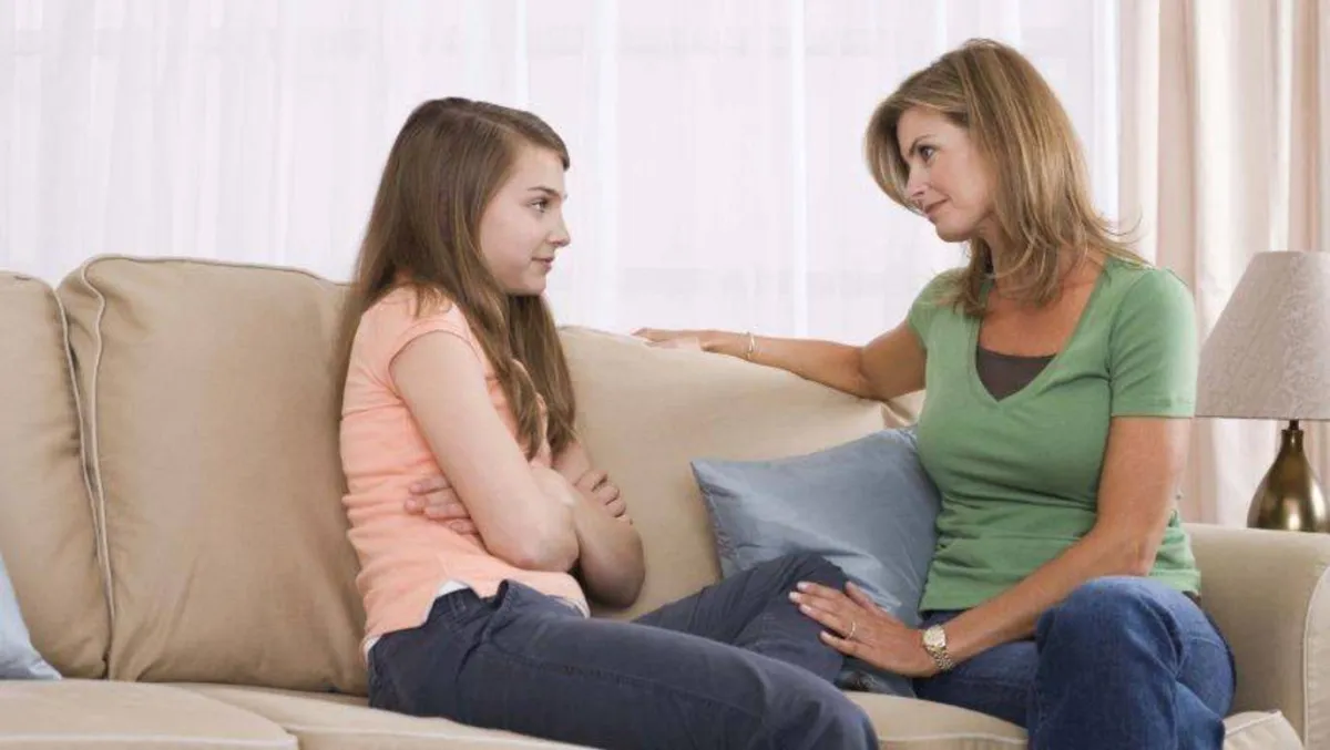 صورة لأم تتكلم والمراهقة تنصت