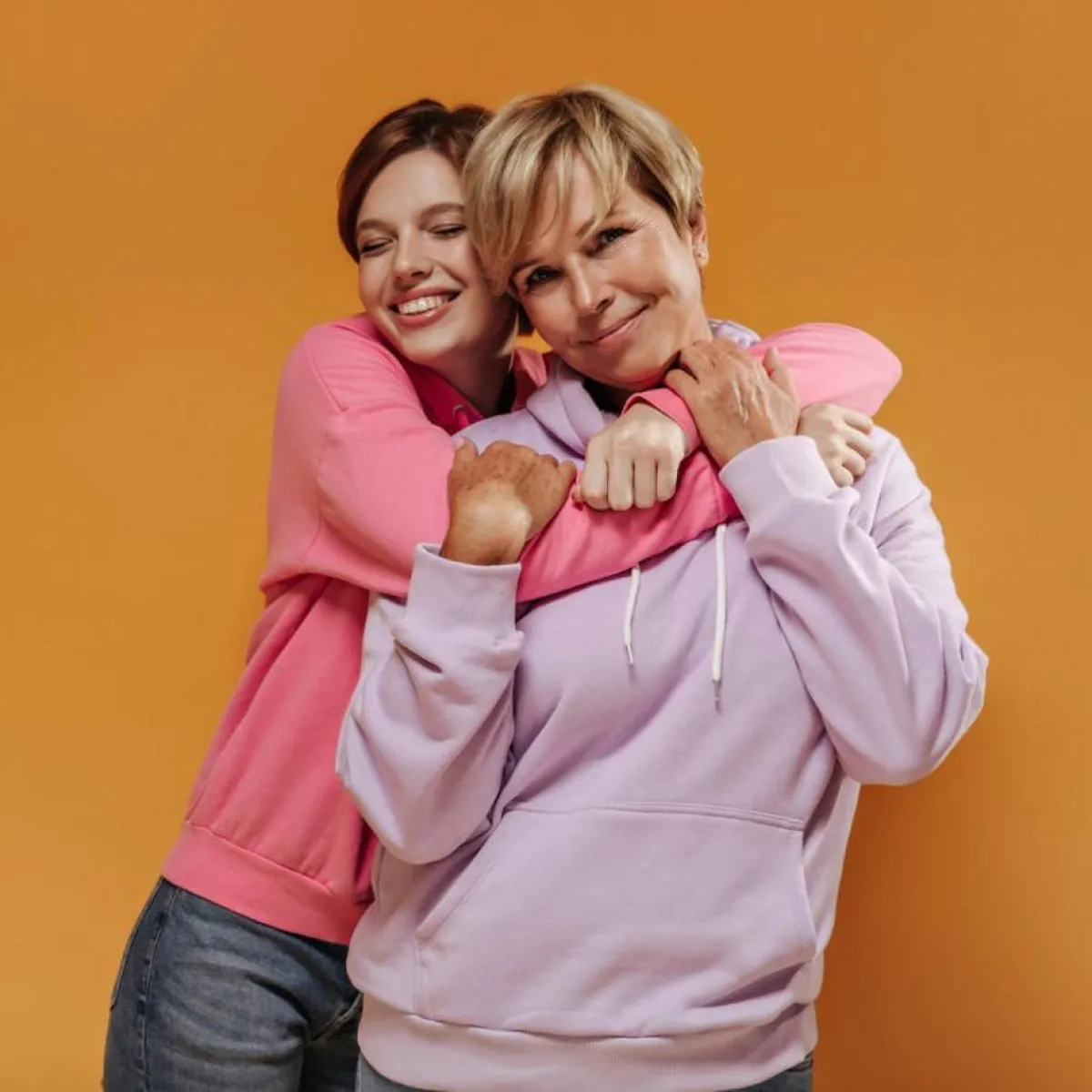 صورة لمراهقة تحتضن أمها