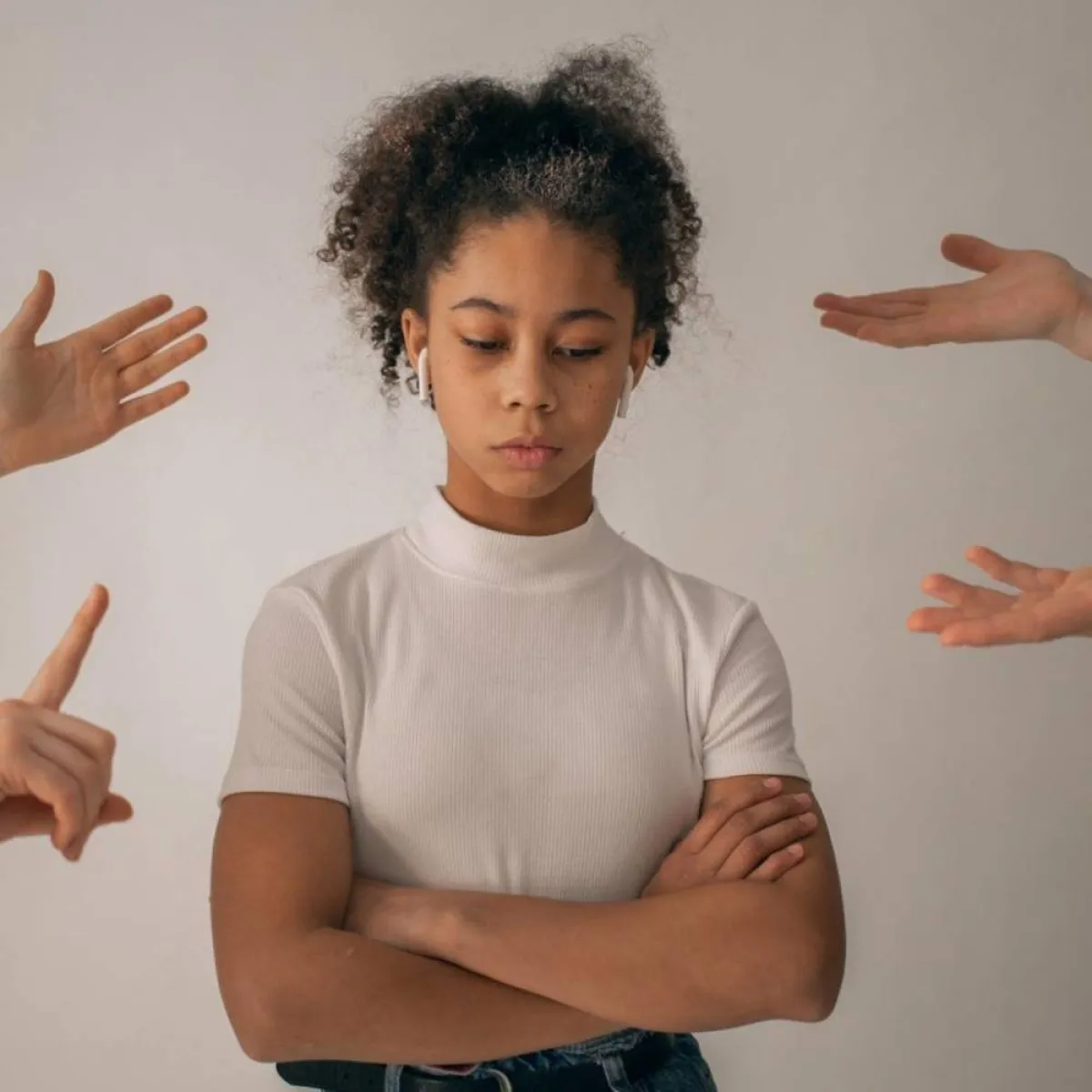 صورة تعبيرية لمراهقة عنيدة