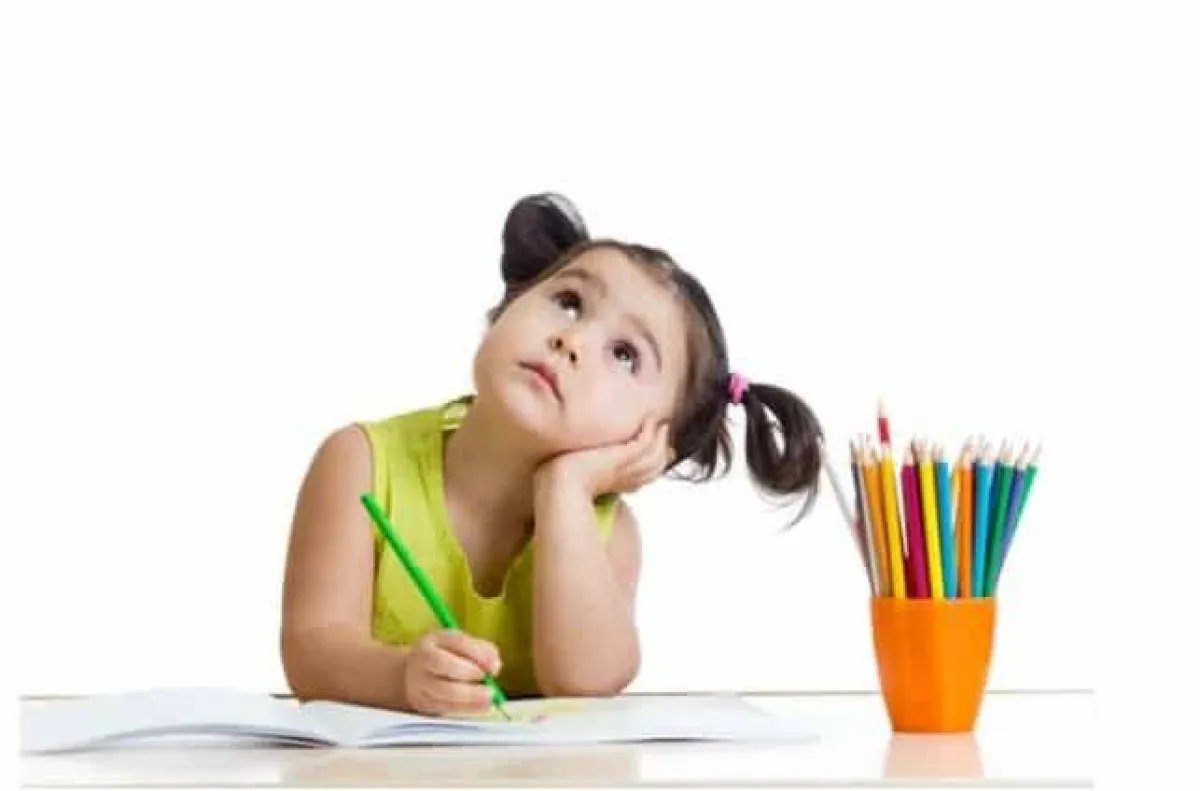 صورة لطفلة تحاول التركيز