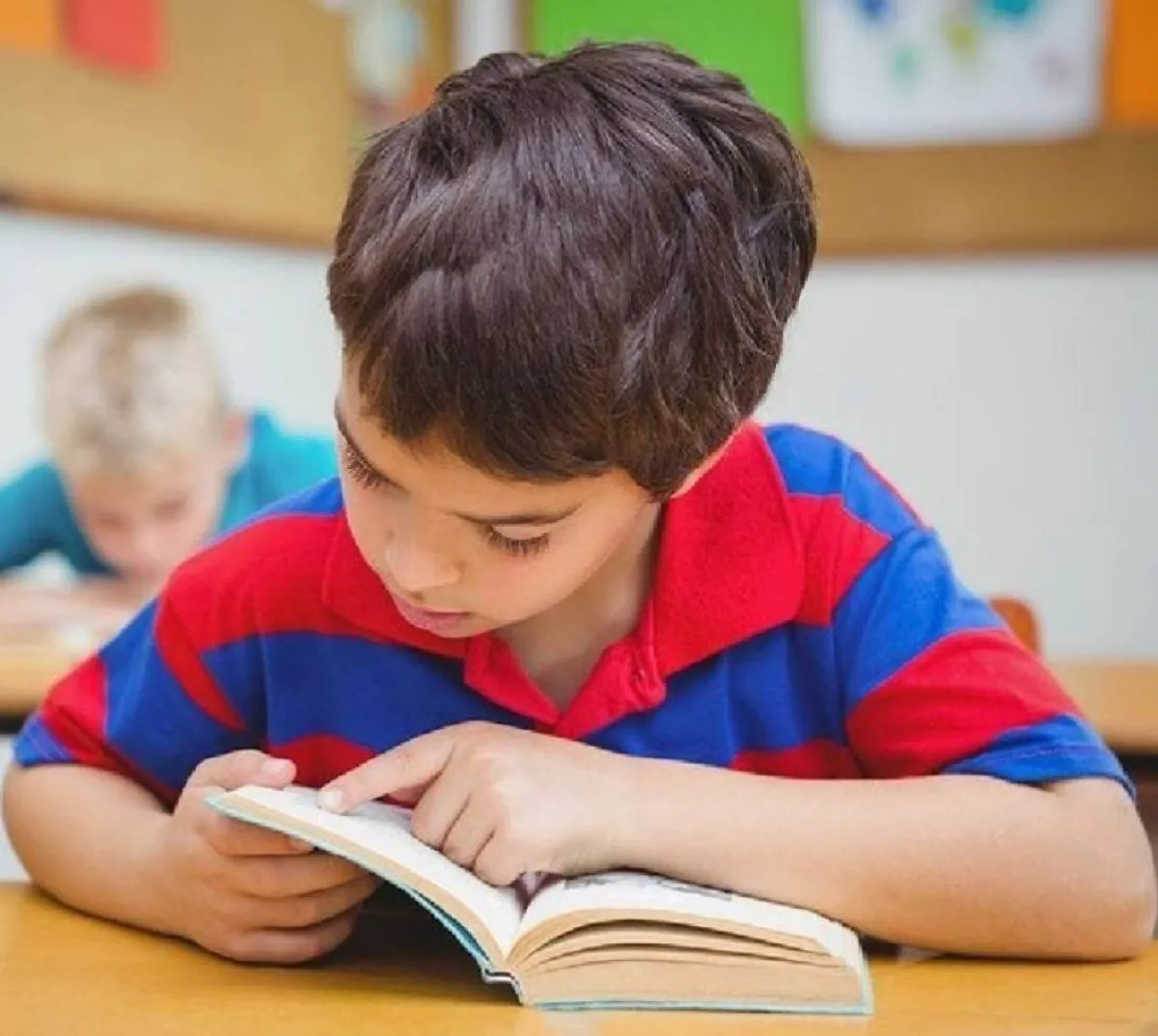 صورة لطفل يحاول التركيز